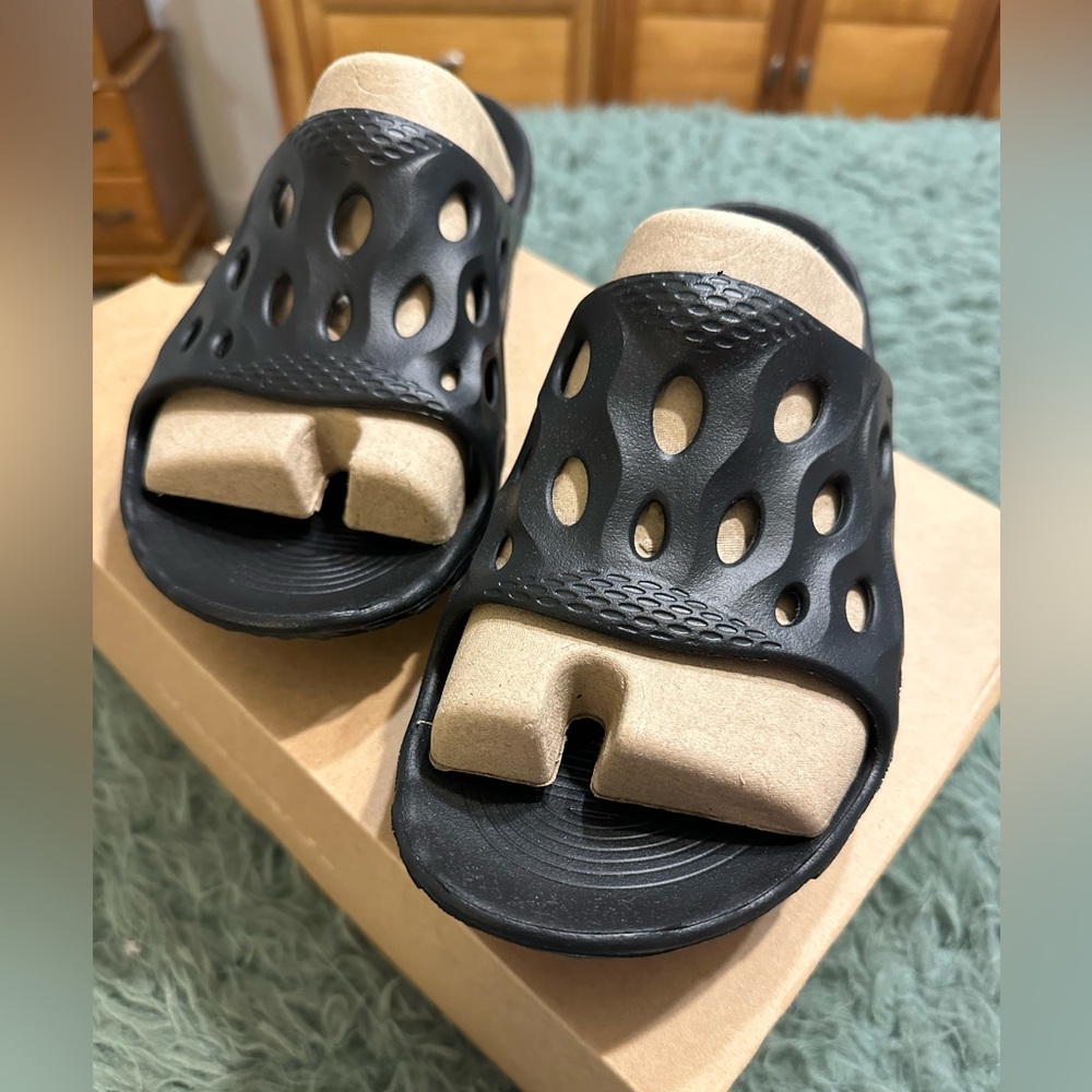 Women’s Merrell black slides. New in box. Size 9